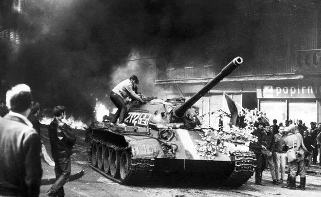 Sovětský tank během invaze do Československa, srpen 1968