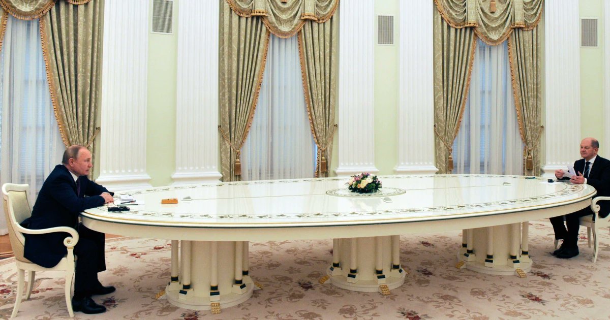 Putin always needs a longer table